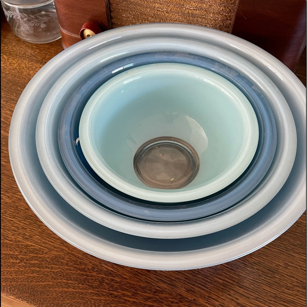 Pyrex blue mixing bowl set